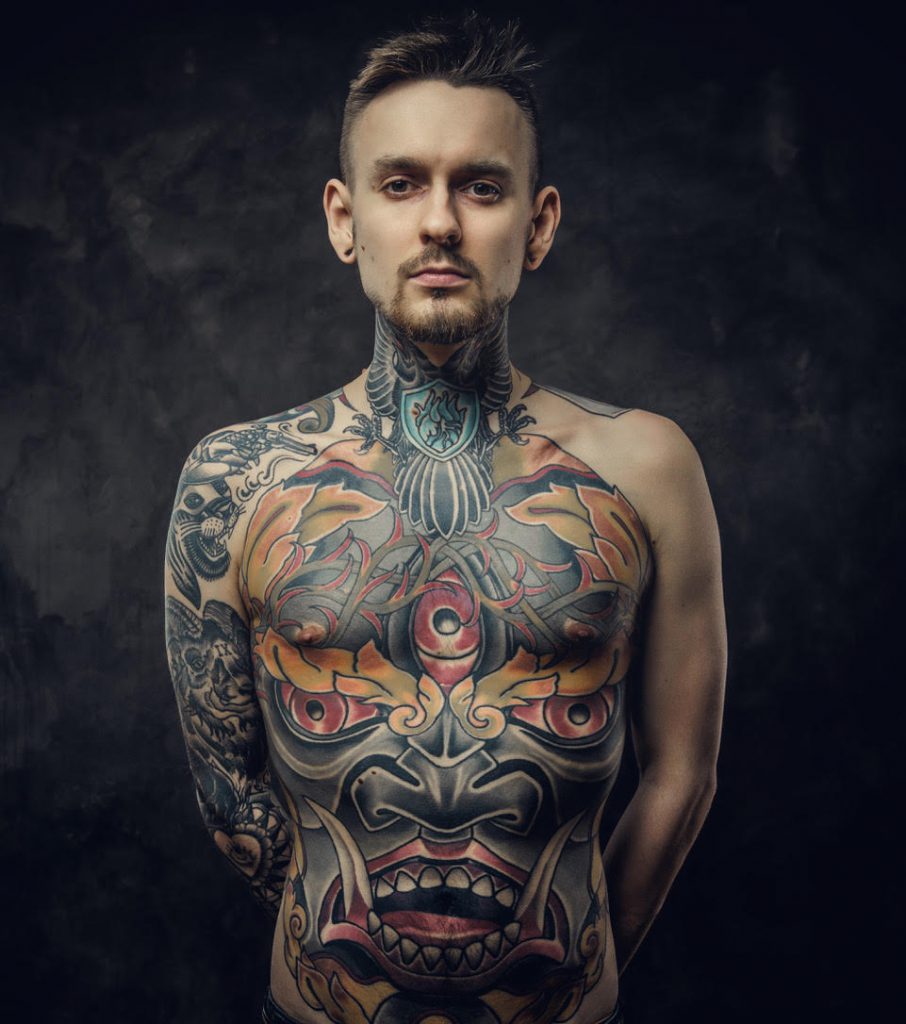 uomo tatuato