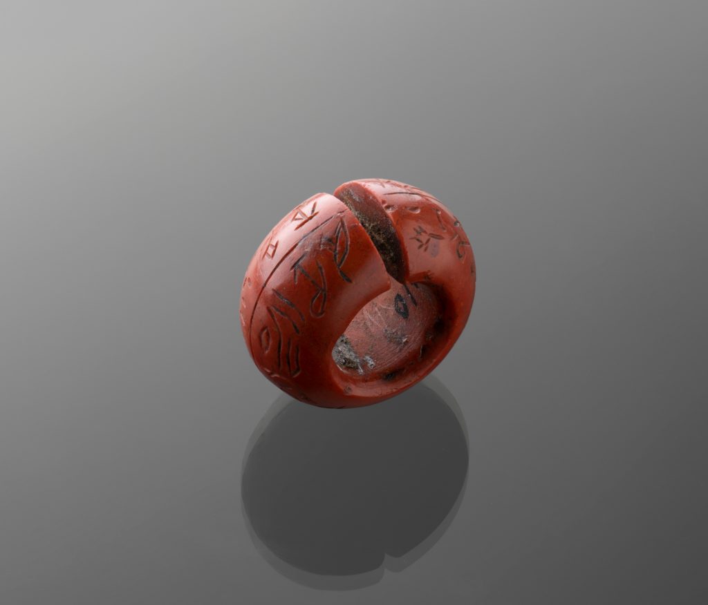 orecchino ad anello in diaspro rosso. Torino, Museo Egizio