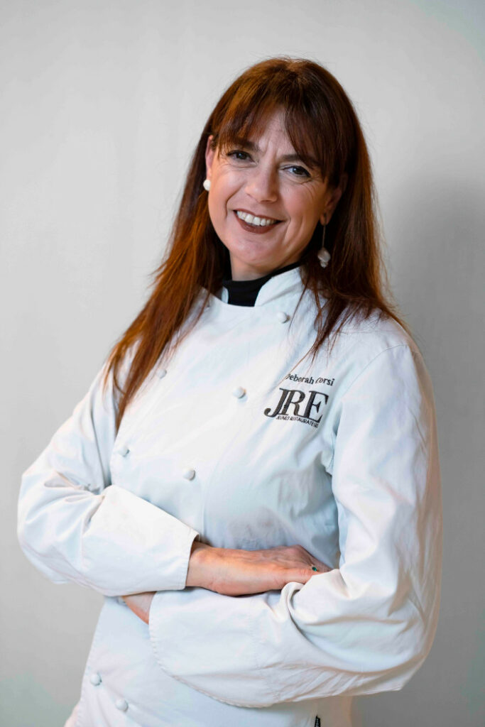 Deborah Corsi chef del ristorante La Perla del Mare per il progetto formativo In cucina con stile dell'Università del Gusto e JRE-Italia