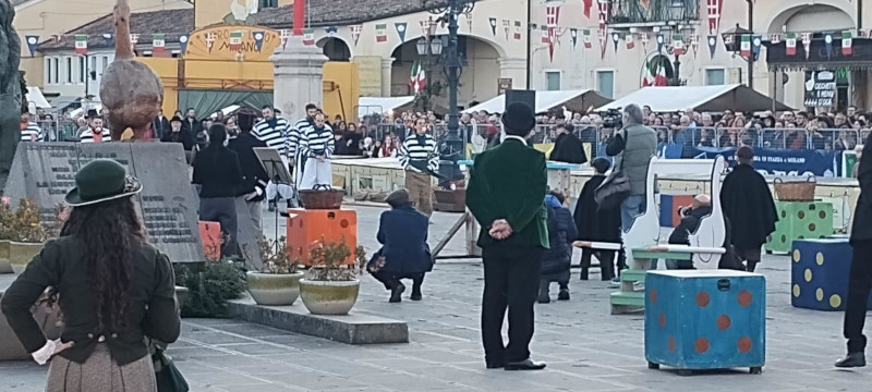 Oca lignea gigantesca in Piazza Martiri della Libertà