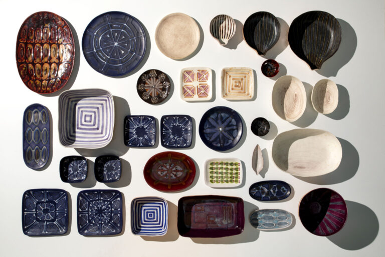Pompeo Pianezzola, Ciotole, piatti, coppe, 1960. Terra toscana decorata, terraglia smaltata e decorata. Collezione privata. © Alessandro Molinari