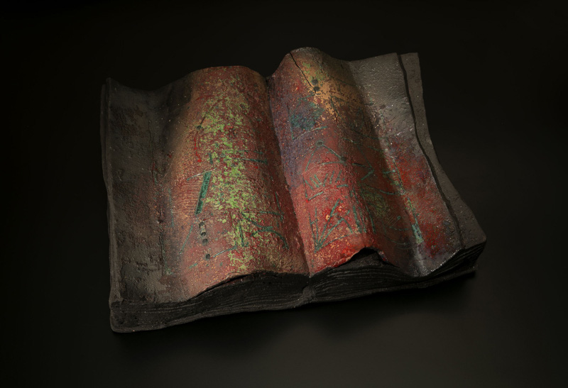 Pompeo Pianezzola, Libro, anni Novanta. Argilla refrattaria maiolicata. Collezione privata. © Alessandro Molinari