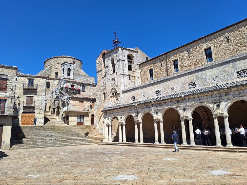 Petralia Soprana: il borgo più alto delle Madonie dove il sale diventa arte e cinema