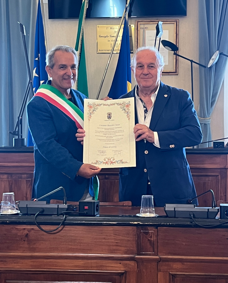 Il sindaco di cervia conferisce il prestigioso riconoscimento Amico di Cervia a Luciano Boscolo Cucco
