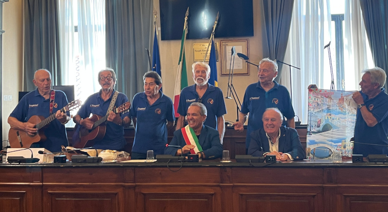 Il sindaco di Cervia insieme a Luciano Boscolo Cucco e il Gruppo Canoro I Tropazal
