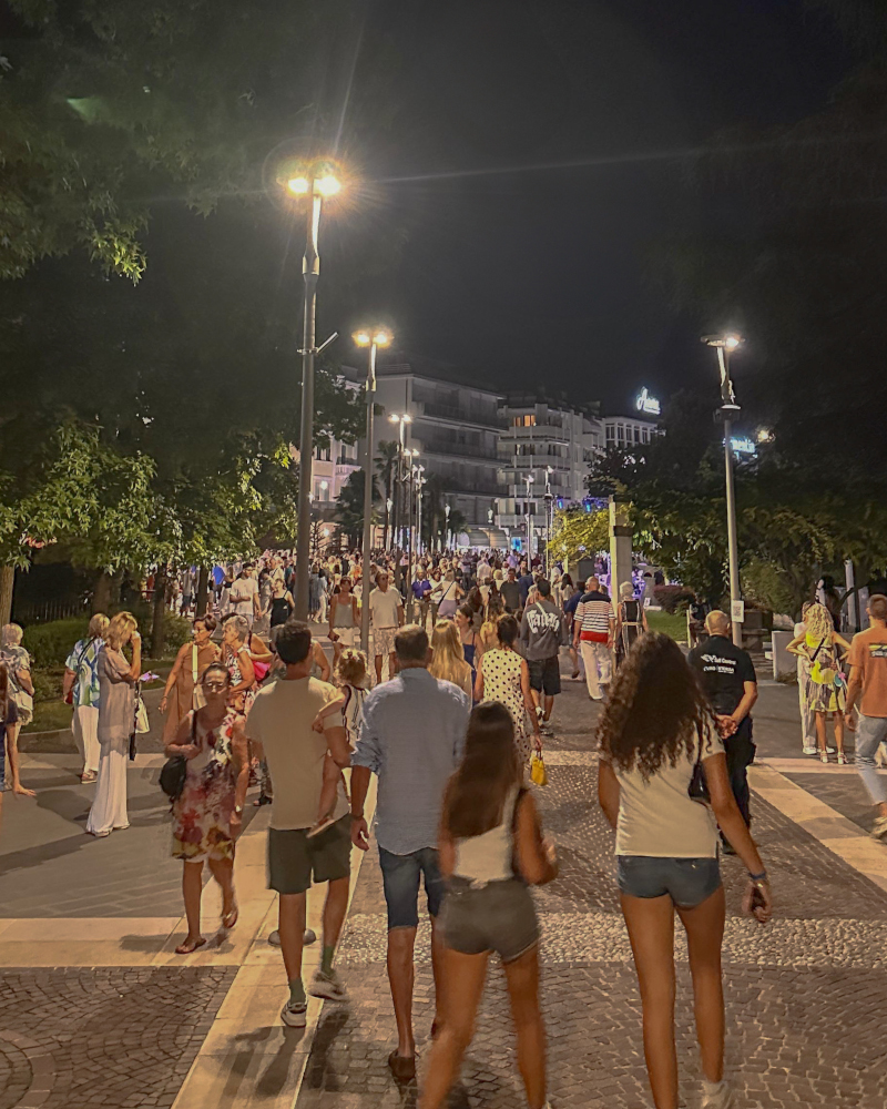 tante persone per le strade di Abano Terme in occasione dell'evento Le Stelle di San Lorenzo