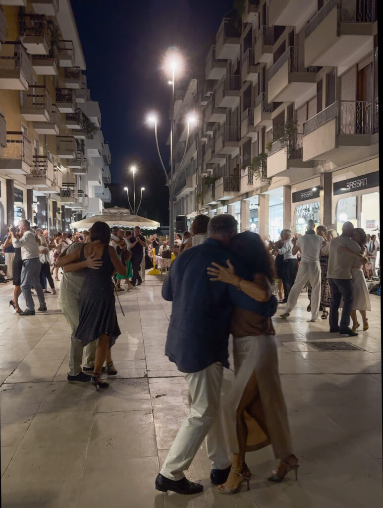 balli classici per le vie di Abano Terme in occasione dell'evento Le Stelle di San Lorenzo