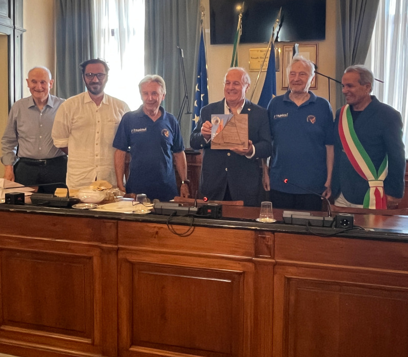Luciano Boscolo Cucco omaggia il comune di Cervia con la forcola

