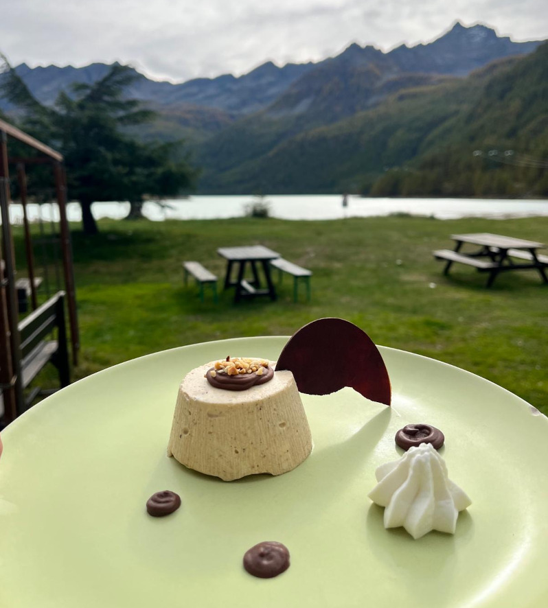 Rifugio Mila , dolce con vista lago