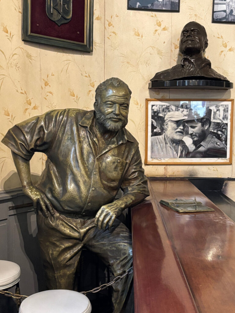 Ernest Hemingway, statua presente all'interno del locale Floridita, L'Avana a Cuba