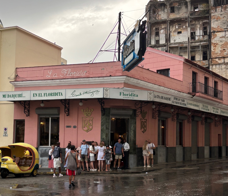 Locale Floridita, noto per la statua a grandezza naturale di Ernest Hemongway, L'Avana (Cuba)