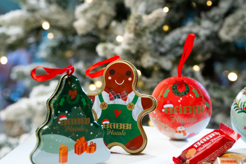 omino di pan di zenzero e albero di natale Babbi 2025