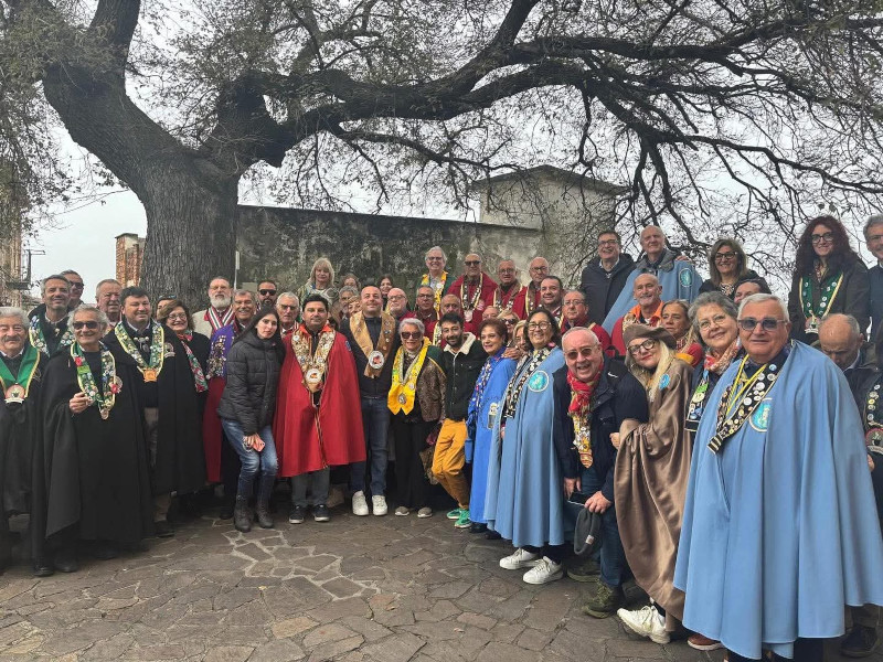 Le confraternite presenti al gemellaggio tra la congrega dei radici e fasoi di susegana e la confraternita della pignata di cariati