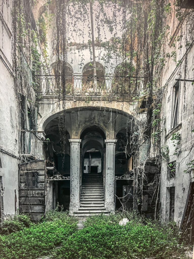 esterno di uno degli edifici abbandonati e oggetto della mostra fotografica Moritour di Giulia Massetto e Federico Limongelli