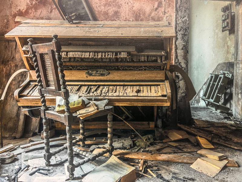 pianoforte antico all'interno di uno degli edifici fotografati da Giulia Massetto e Federico Limongelli per la mostra Moritour