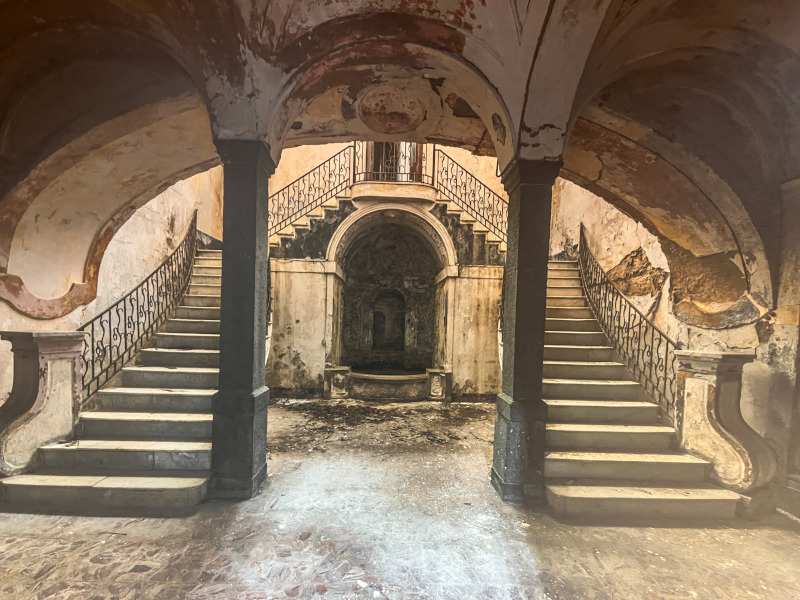 ingresso di uno degli edifici abbandonati e fotografati da Giulia Massetto e Federico Limongelli per la mostra Moritour