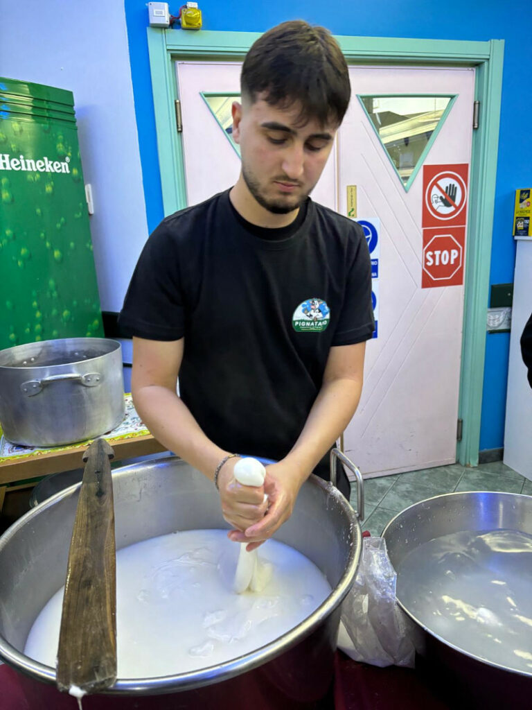 preparazione della mozzarella tipica della calabria