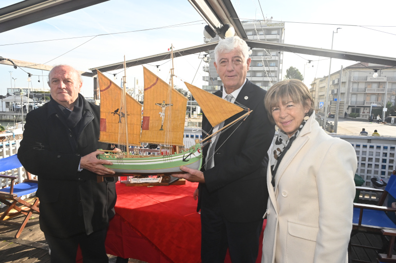 Luciano Boscolo Cucco omaggia il Circolo Nautico di Riccione con un modello in scala del bragozzo