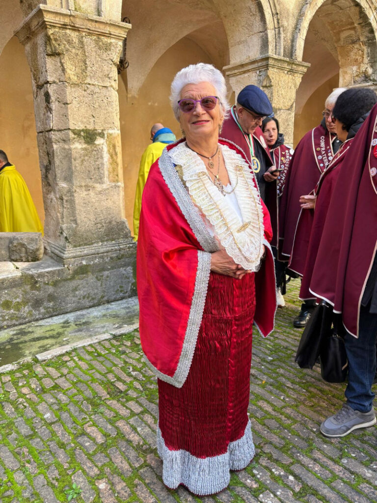 Signora in costume tipico della Confraternita degli Zafarani Cruschi del Pollino