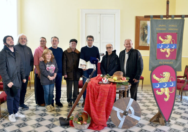 Altamura–Monselice: consegnata in Comune l’opera della Giostra della Rocca e rilanciato “Il Piatto di Federico II”