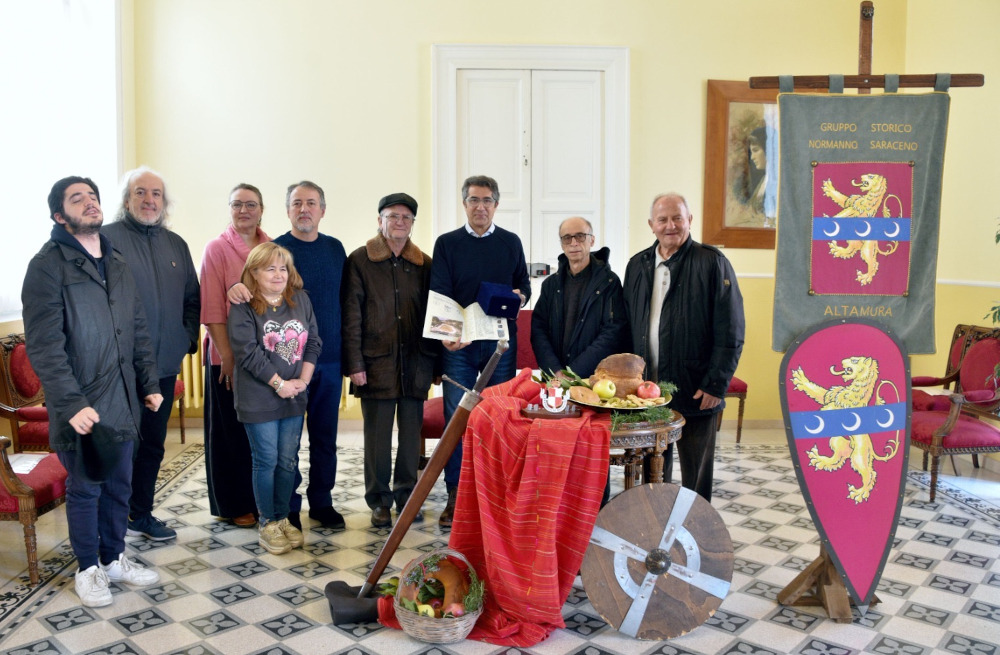 Altamura–Monselice: consegnata in Comune l’opera della Giostra della Rocca e rilanciato “Il Piatto di Federico II”