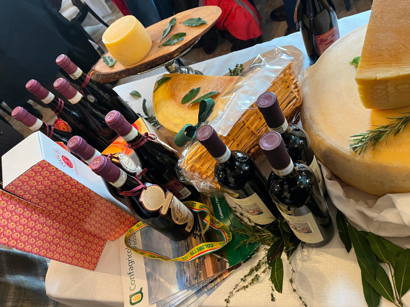 Prodotti del territorio padovano: olio del frantoio Cornoleda, vino Friularo, formaggi dell'azienda Nicolin