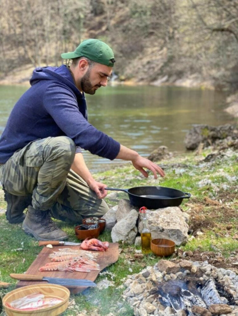 Davide Nanni mentre prepara uno dei suoi piatti in mezzo alla natura