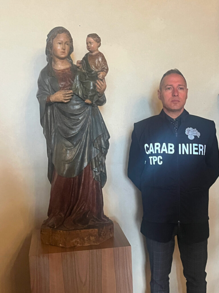 la statua Madonna con bambino e i carabinieri di Venezia che l'hanno ritrovata