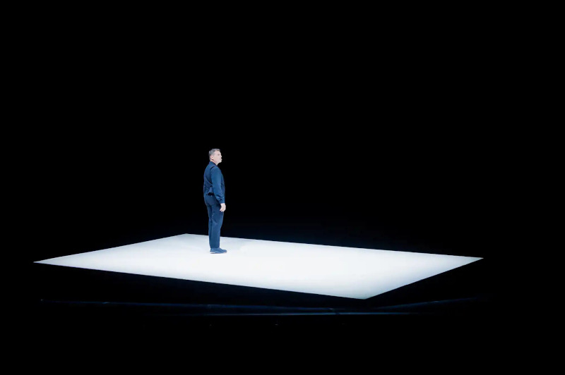 Stefano Massini, mentre recita nella sua opera teatrale Mein Kampf