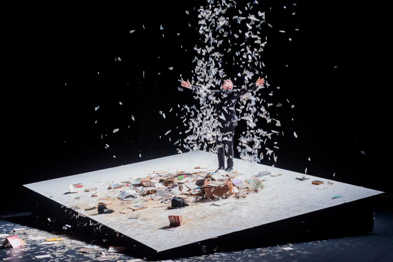 scena dell'opera teatrale di Stefano Massini "Mein Kampf"