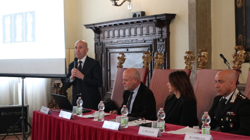 sindaco Peraro parla del ritorno della statua Madonna con bambino rubata e poi ritrovata dai carabinieri di Venezia