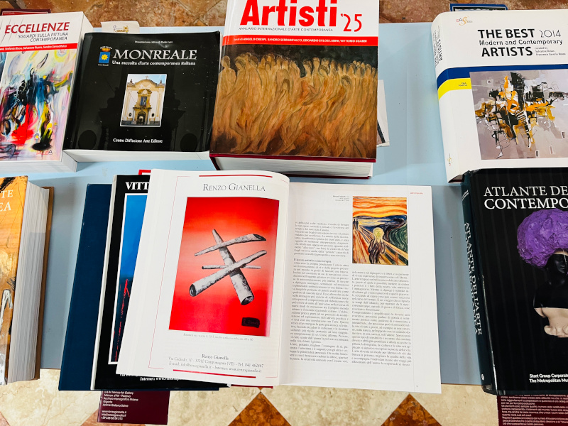 Libri di artisti e pittori, anche Renzo Gianella che a Chioggia è presente con una mostra al Tempio di San Martino