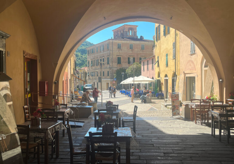 Dolcedo (Imperia), musica e teatro tra gli ulivi: l’estate accende le vie del borgo