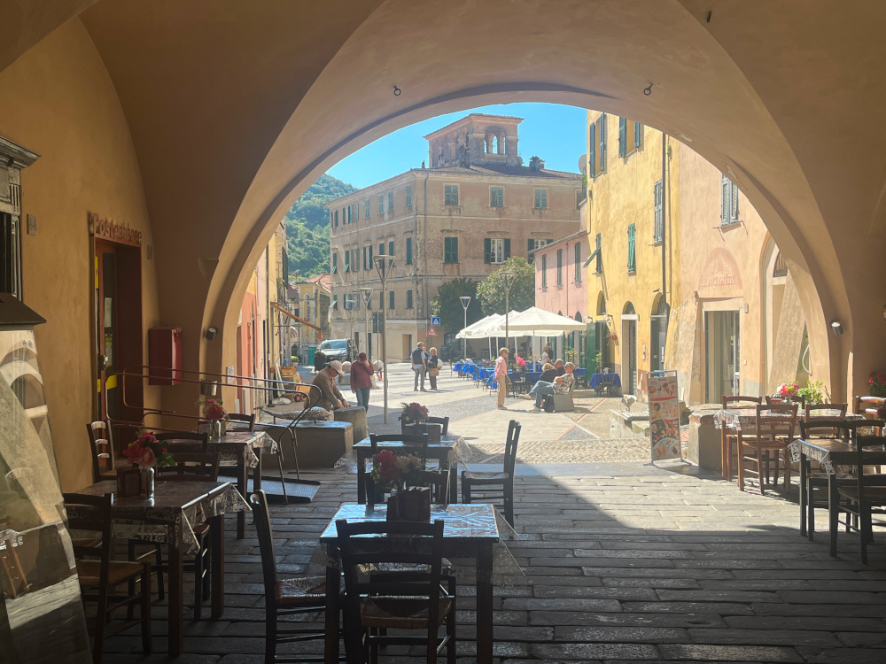 Dolcedo (Imperia), musica e teatro tra gli ulivi: l’estate accende le vie del borgo