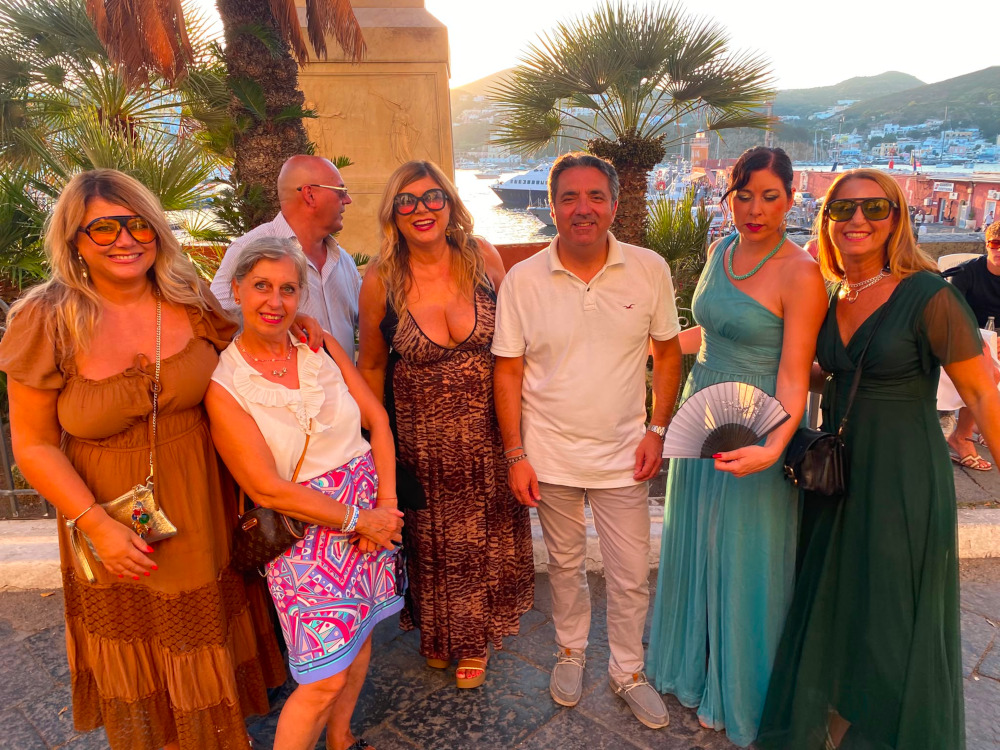 Ponza accende la radio dei ricordi: per tre sere il porto diventa uno studio a cielo aperto