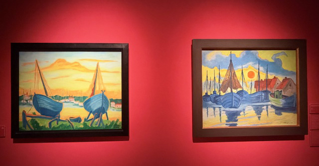 Dipinti espressionisti di Max Pechstein raffiguranti barche da pesca esposti su parete rossa a Palazzo Zabarella