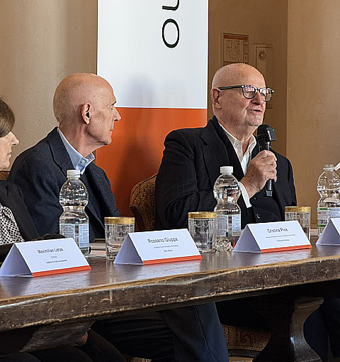 Relatore parla al microfono durante la conferenza stampa della mostra su Max Pechstein a Padova