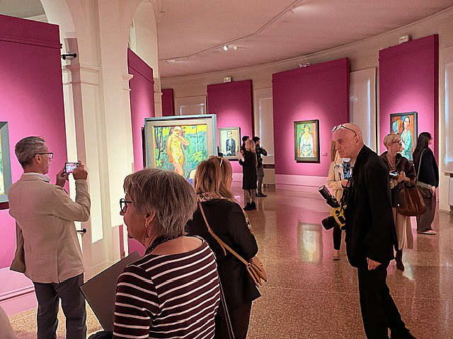 Visitatori e fotografi osservano i quadri espressionisti nelle sale della mostra di Max Pechstein a Palazzo Zabarella